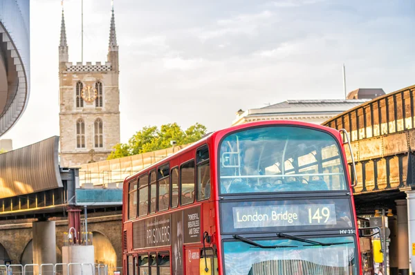 Лондонский двухэтажный автобус — стоковое фото