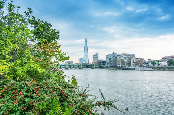 Panorama de Londres avec rivière — Photo