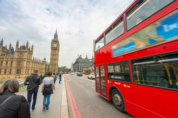 Autobús de dos pisos cruzando el abarrotado puente de Westminster — Foto de Stock