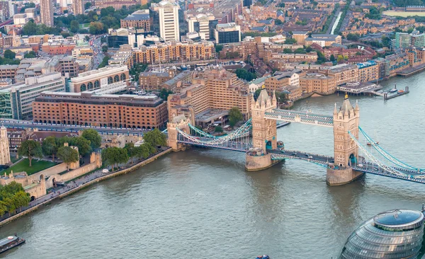 伦敦桥和泰晤士河河 — 图库照片