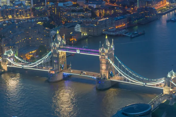 在晚上的伦敦。伦敦塔桥地区的鸟瞰图 — 图库照片