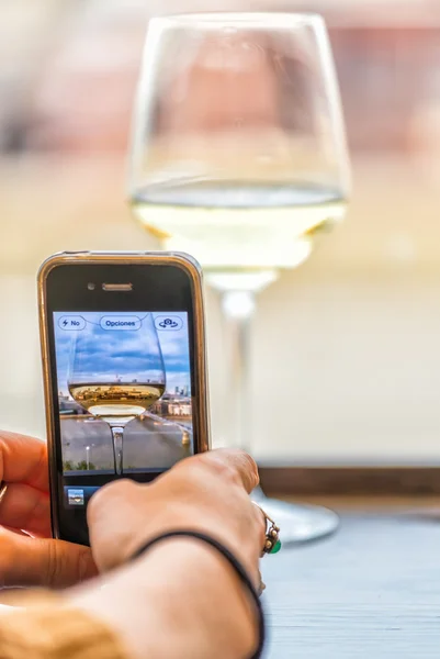 Londra manzarası, Mobil fotoğraf concep önünde Şarap kadehi — Stok fotoğraf