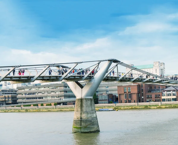 Millennium Köprüsü Thames Nehri üzerinde — Stok fotoğraf