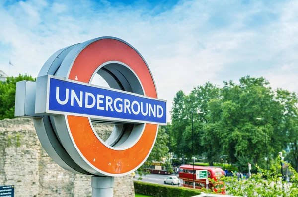 Metro teken op straat in Londen — Stockfoto