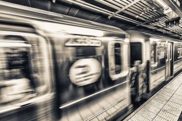 Snabb inflyttning Manhattan subway train — Stockfoto