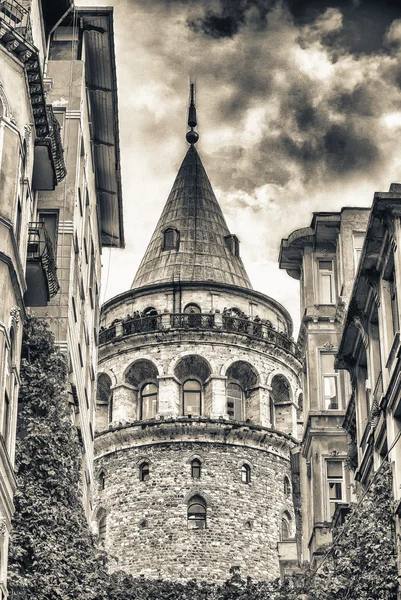 Tour de Galata encadrée par des bâtiments anciens — Photo