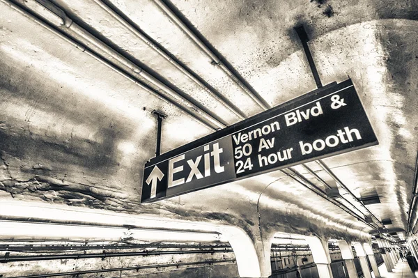 Exit sign in Manhattan subway — Stock Photo, Image