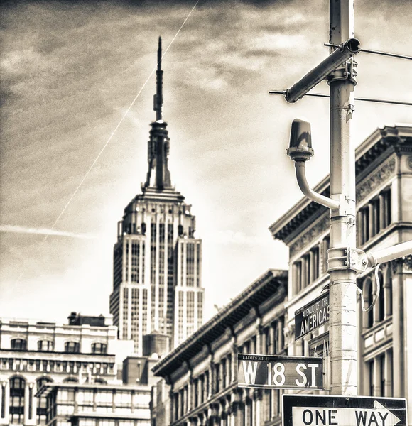 Znaki drogowe i budynki Nowego Jorku — Zdjęcie stockowe