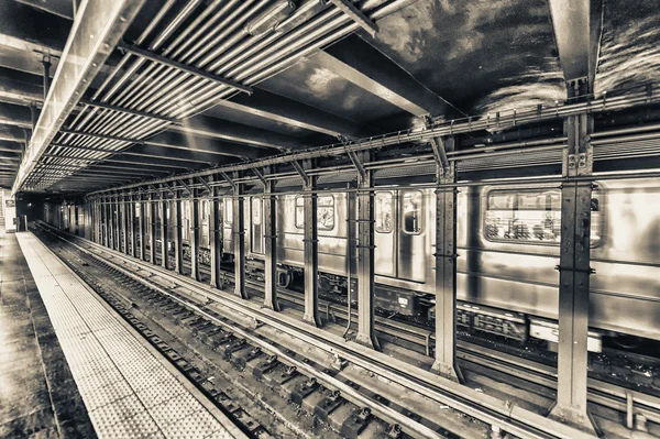 Rychle se pohybující vlak v New Yorku — Stock fotografie