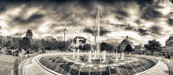 Прекрасный вид на фонтан на площади Султанахмет — стоковое фото