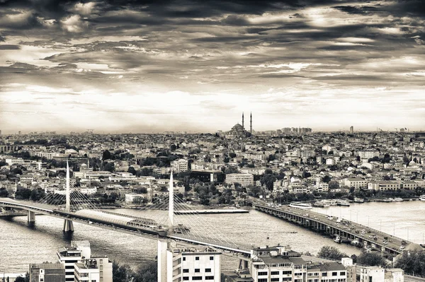 Neue Galata und goldene Hornbrücke — Stockfoto