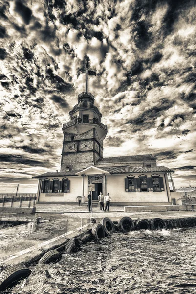 Maiden's Tower over Bosphorus river — Stock Photo, Image