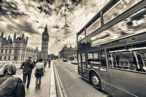 Bus à deux étages sur le pont Westminster — Photo