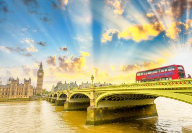 Big Ben ve kırmızı Çift katlı