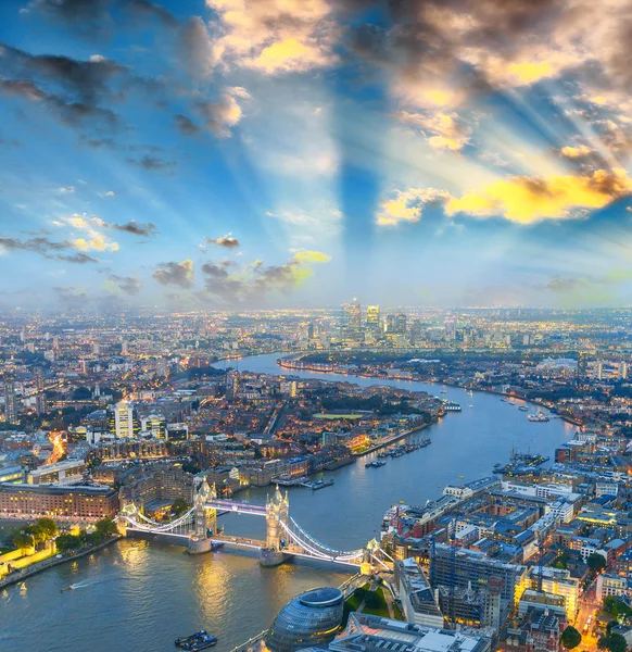 Tower Bridge alanı ve şehir ışık havadan görünümü