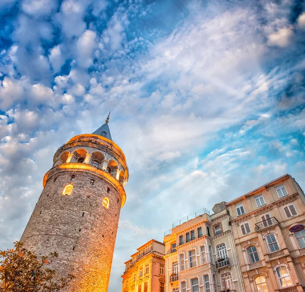 Prachtige structuur van Galata Tower in de schemering — Stockfoto