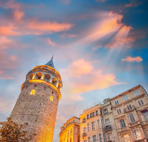 Alacakaranlıkta çarpıcı yapı-Galata Kulesi — Stok fotoğraf