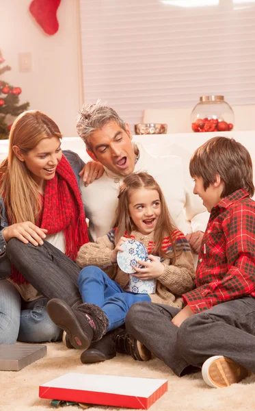 Gelukkige familie viert Kerstmis — Stockfoto