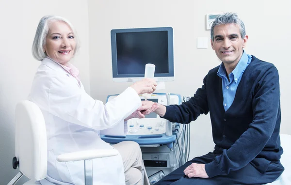 Uomo al polso sonografia al medico — Foto Stock