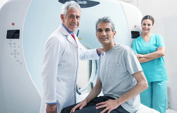 Человек на МРТ с доктором — стоковое фото