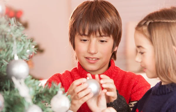 Syster och bror firar jul — Stockfoto