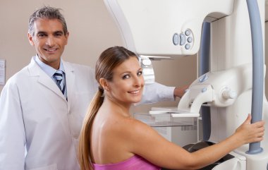 kadına mamografi hastanede