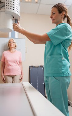 kadın hemşire ile x-ray tarama
