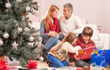 mutlu bir aile dört Noel Kutlamaları