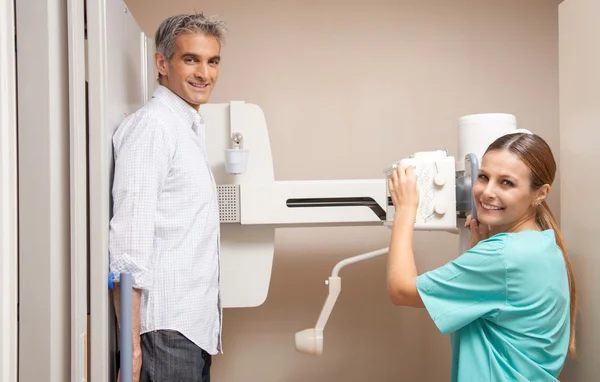 Homme à la radiographie avec infirmière — Photo