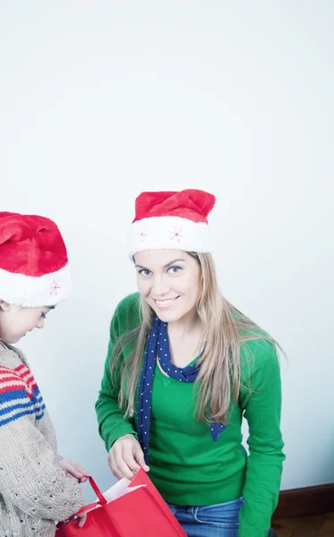 Madre e figlia con regali di Natale — Foto Stock