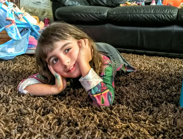 Счастливая маленькая девочка дома — стоковое фото