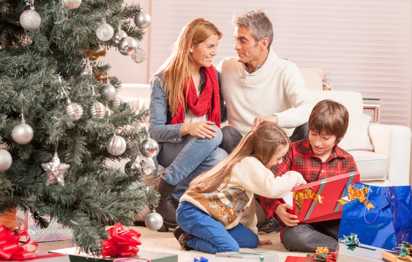 Glückliche vierköpfige Familie feiert Weihnachten — Stockfoto