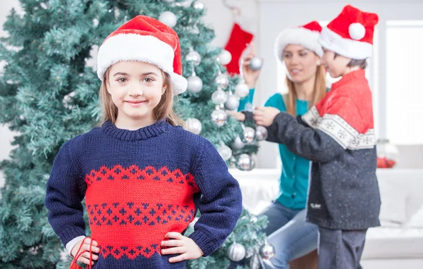 Familie viert Kerstmis — Stockfoto