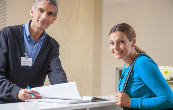 Vrouwelijke patiënt bij de receptie van het ziekenhuis. — Stockfoto