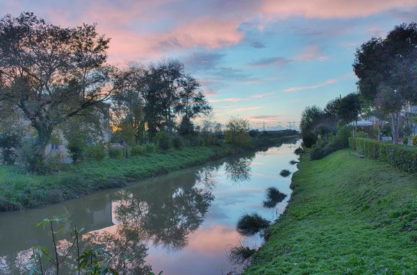 Höstens floden reflektioner, Toscana, Italien — Stockfoto