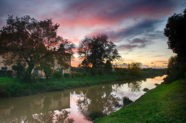 Pôr do sol cores de queda com reflexos de rio — Fotografia de Stock