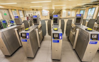 Metro İstasyonu'na giriş kapıları. Londra