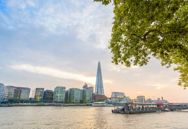 Vista de edifícios de Londres ao longo do rio Tâmisa — Fotografia de Stock