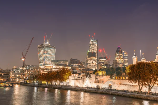 Blick auf Londoner Gebäude entlang der Themse — Stockfoto