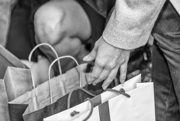 Due ragazze shopping all'aperto . — Foto Stock