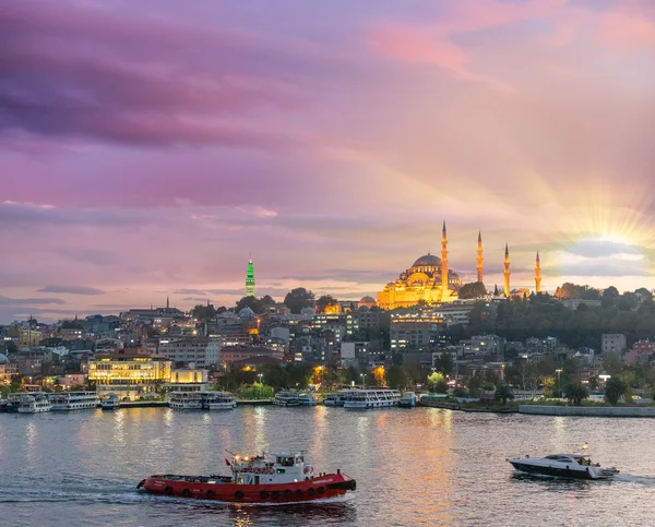 Rivière Golden Horn au coucher du soleil avec vue sur la mosquée — Photo