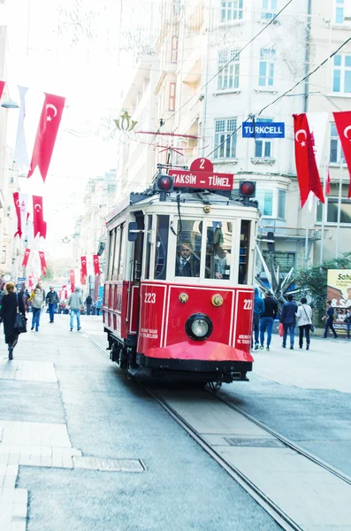 The old tram and people in Istiklal Caddesi — Stock Photo, Image