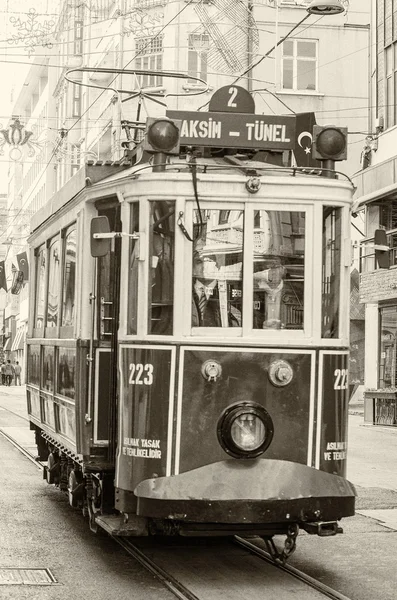 Eski tramvay ve Istiklal Caddesi insanlarda — Stok fotoğraf