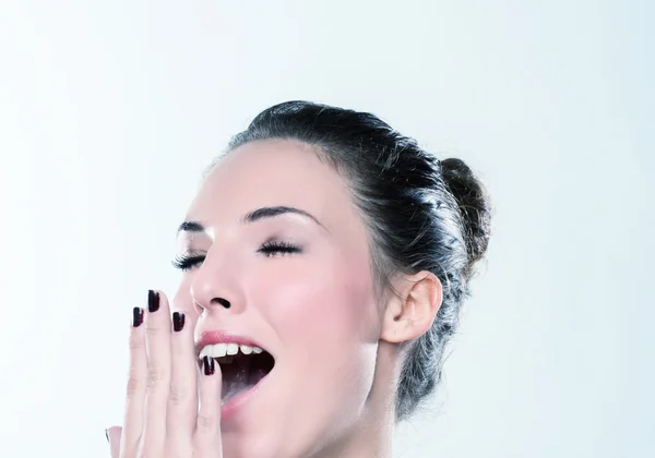 Junge Frau gähnt — Stockfoto