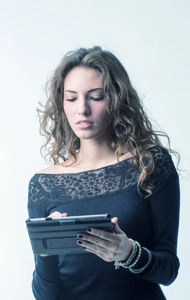 Menina bonita usando seu tablet — Fotografia de Stock