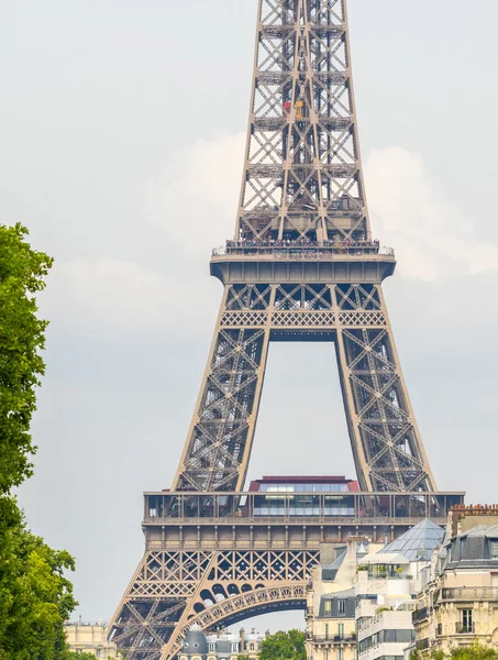 Eiffelturm, Seitenblick von den Straßen der Stadt — Stockfoto