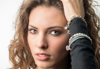 genç ve güzel esmer kadın