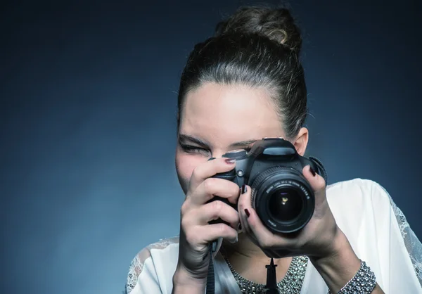 Hermosa chica haciendo una foto — Foto de Stock