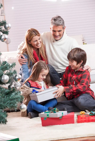 Rodina s vánočními dárky — Stock fotografie