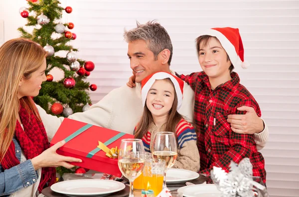 Famiglia che celebra il Natale — Foto Stock